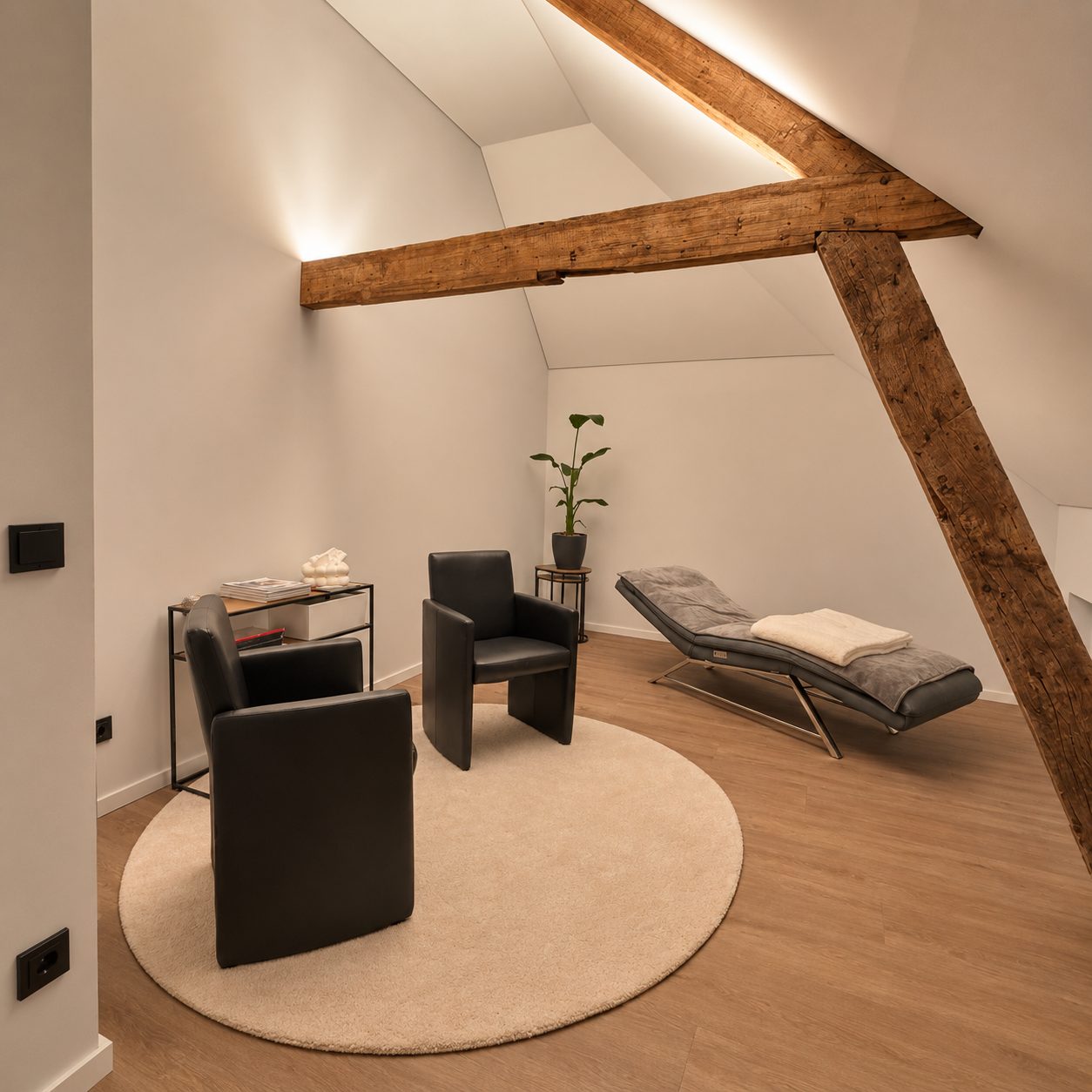 Hypnose-Setting Haus Breitmaar, Chaiselongue und Sessel